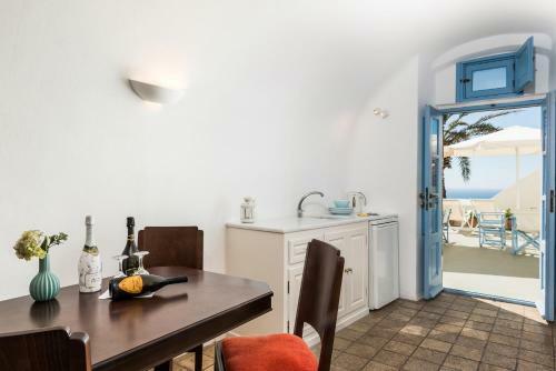 Aparthotel Pantelia Suites
