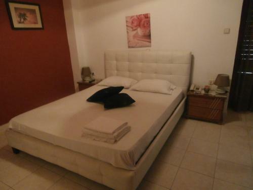 Hostal Avra Rooms