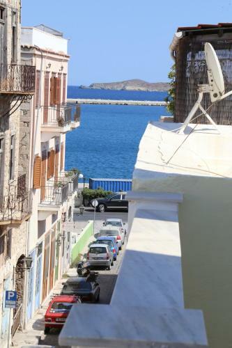 Hostal Avra Rooms