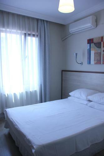 Hotel Crowded House