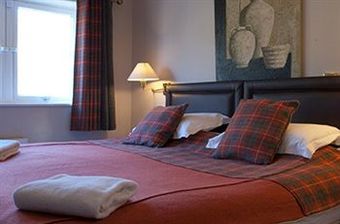The Bridge Of Lochay Hotel