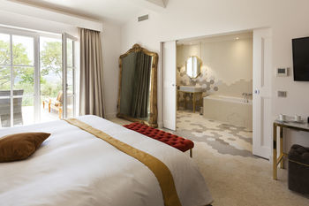 Hotel Le Mas Des Herbes Blanches