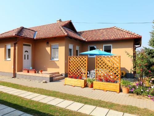 Villa Holiday Home Balaton H2078