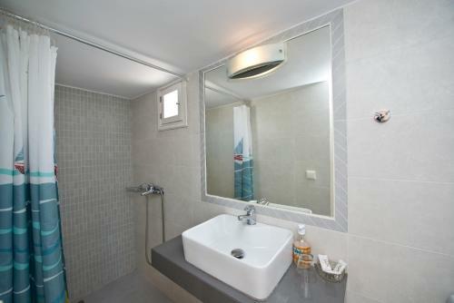 Hostal Karboni Hotel
