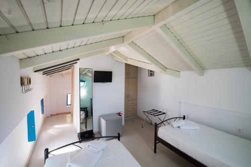Hostal Ilianthos Apartments & Rooms