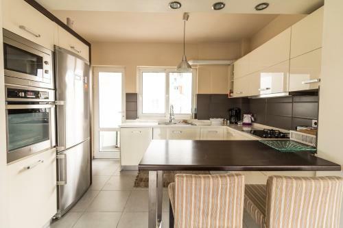 Three-bedroom Apartment With Acropolis View