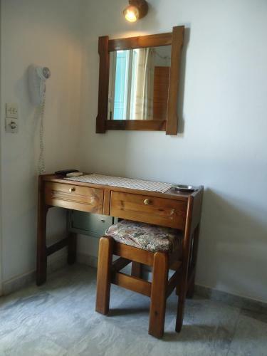 Zorbas Hotel & Studios