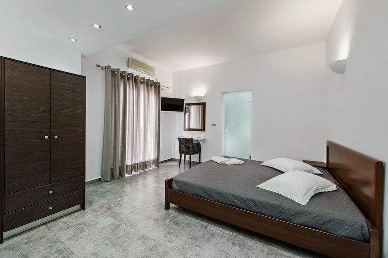 Hostal Gianna Suites
