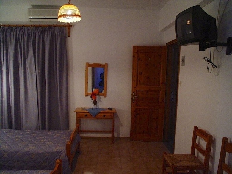 Hostal Guesthouse Christos