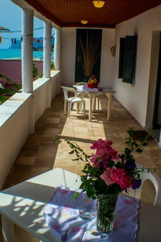 Agathi Beach House (black Rocks)