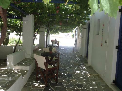 Hostal Nikoletta Rooms