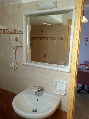 Hostal Nikoletta Rooms