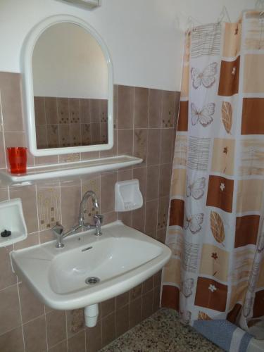 Hostal Four Seasons Rooms & Apartments