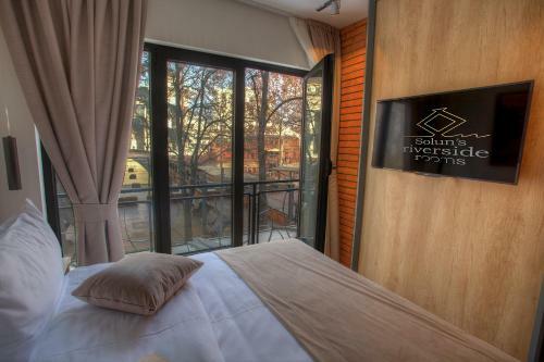 Hostal Solun's Riverside Rooms