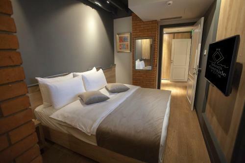 Hostal Solun's Riverside Rooms
