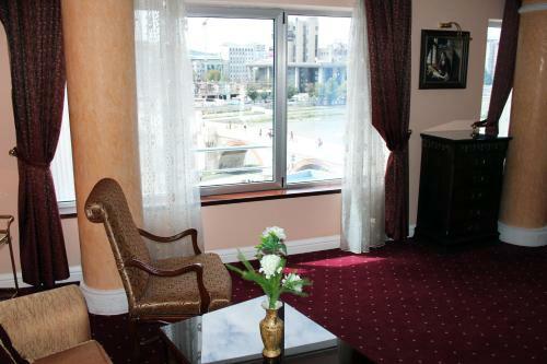 Stone Bridge Hotel
