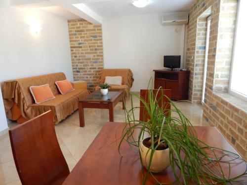 Contessa Apartments