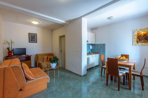 Contessa Apartments