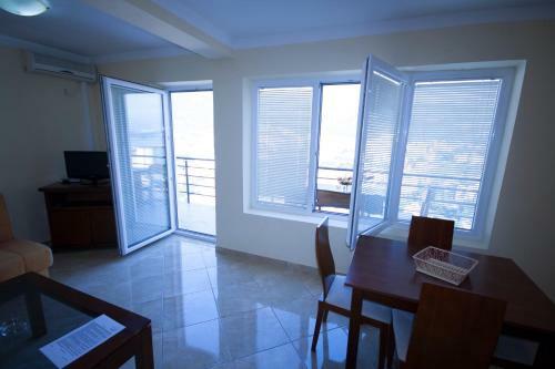 Contessa Apartments