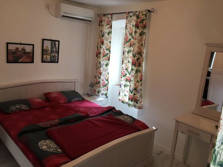 Hostal Guesthouse Athos