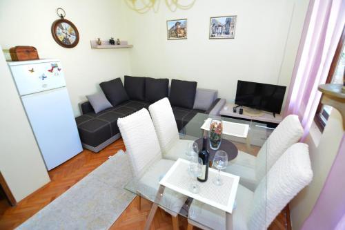 Hostal Holiday Home Cattaro
