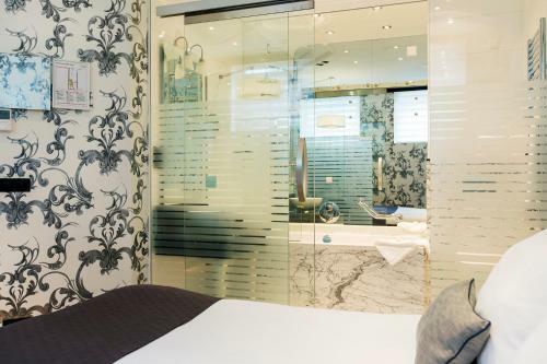 Amsterdam Canal Hotel