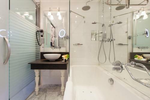 Amsterdam Canal Hotel
