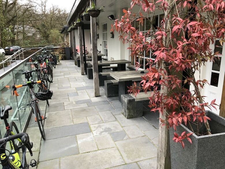 Hotel Saracens Head