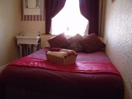 Hostal The Derby Hotel