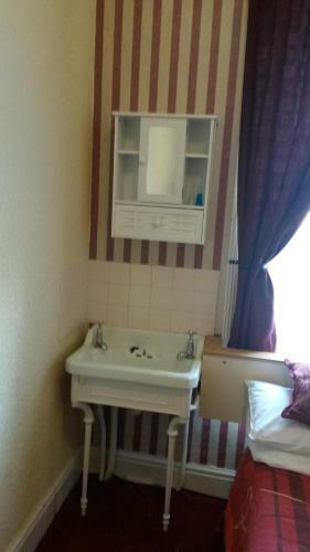 Hostal The Derby Hotel