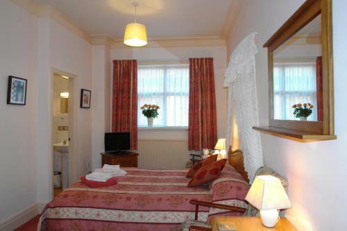 Hostal Midway Guest House