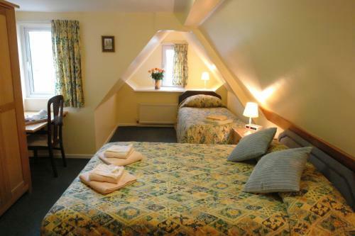 Hostal Midway Guest House