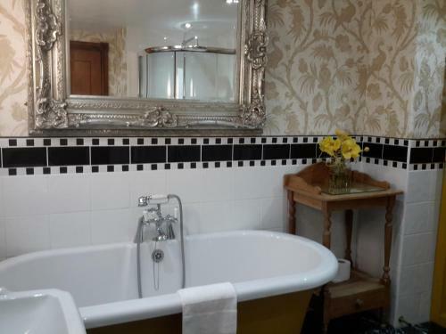 Hostal The Lonsdale Hotel