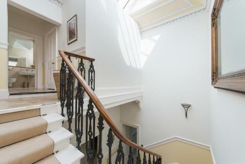 Coates Gardens Apartment