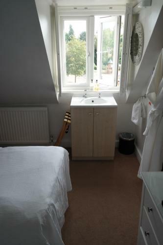 Hostal Lakeside Guest House