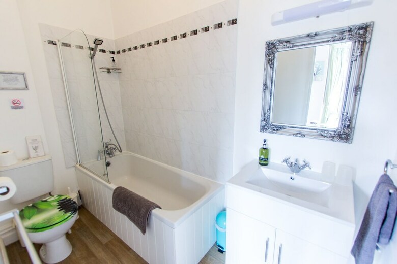 Hostal Harbour Heights Guest House