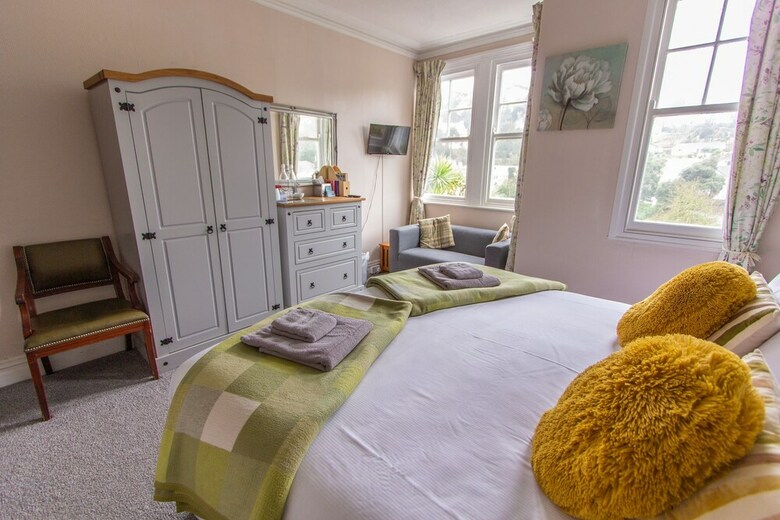 Hostal Harbour Heights Guest House