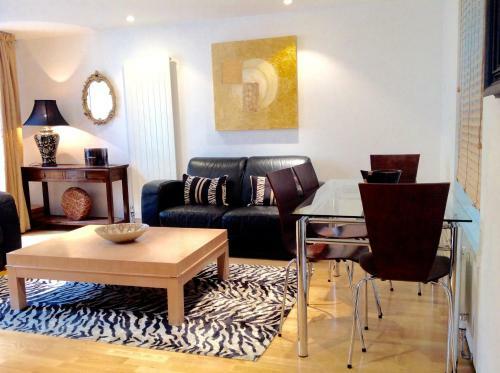 93a Grey Street Apartments
