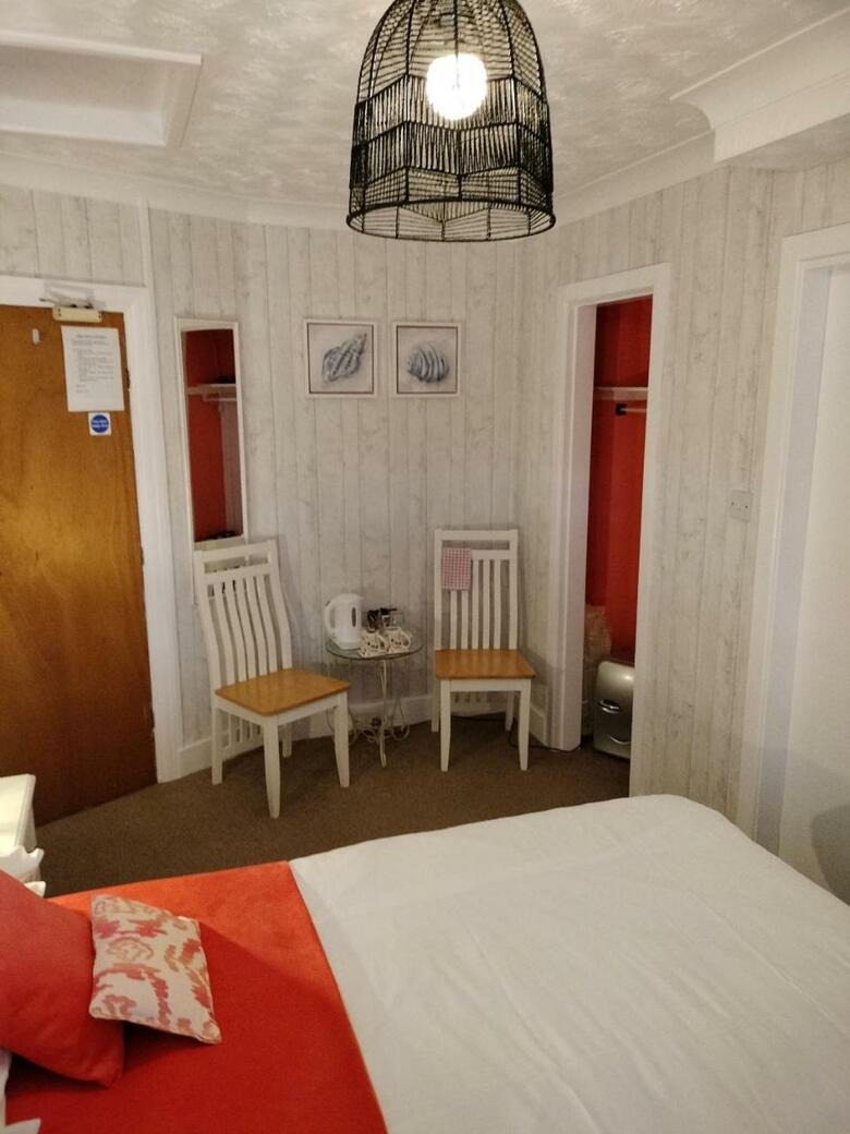 Hostal The Hilary 4 Star Guesthouse