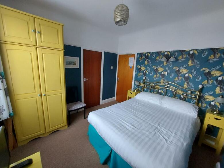 Hostal The Hilary 4 Star Guesthouse