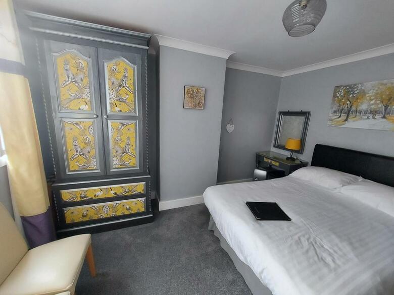 Hostal The Hilary 4 Star Guesthouse