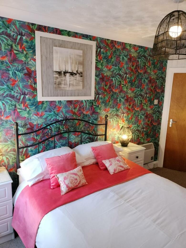 Hostal The Hilary 4 Star Guesthouse