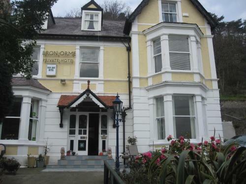 Hostal Bron Orme Private Hotel
