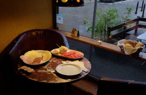 Hostal Academus - Cafe/pub & Guest House