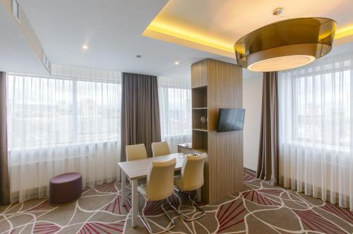 Tenet Hotel