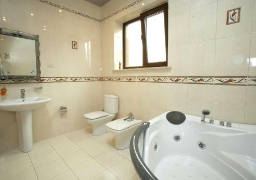 Hostal Holiday Home Mamaika