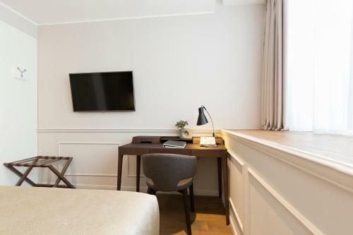 Envoy Hotel