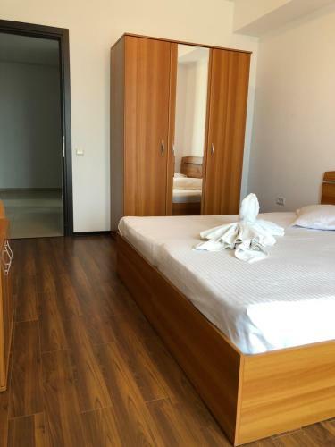 Apartment Dyana White Summerland