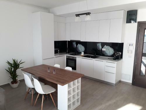 Sophia Sunset Lakeview Mamaia Apartment