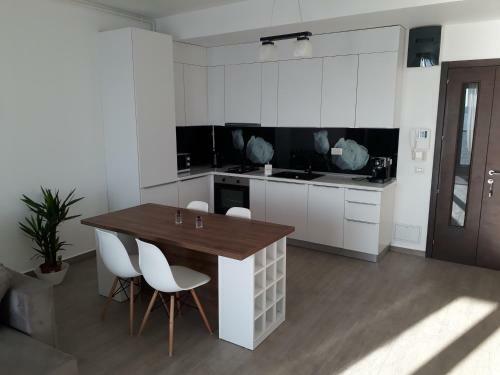 Sophia Sunset Lakeview Mamaia Apartment